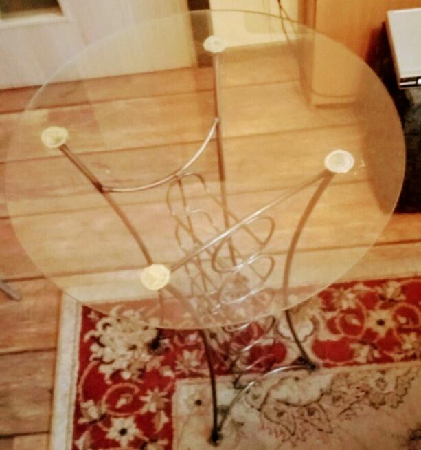 Stolik z miejscem na butelki