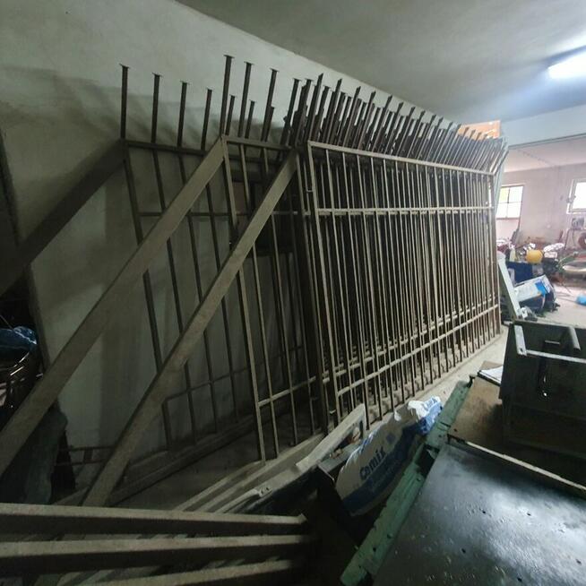 11 przęseł ogrodzeniowych w tym samym wzorze