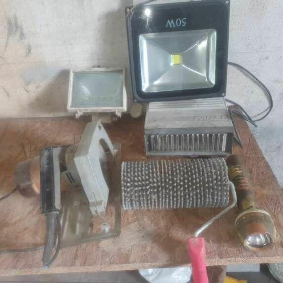 lampa 50 w, halogenowa; latarka na baterie sprawne i pilarka