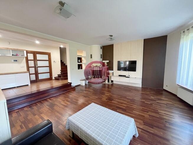 Bardzo ładny dom w kameralnej lokalizacji .