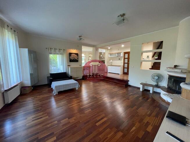 Bardzo ładny dom w kameralnej lokalizacji .