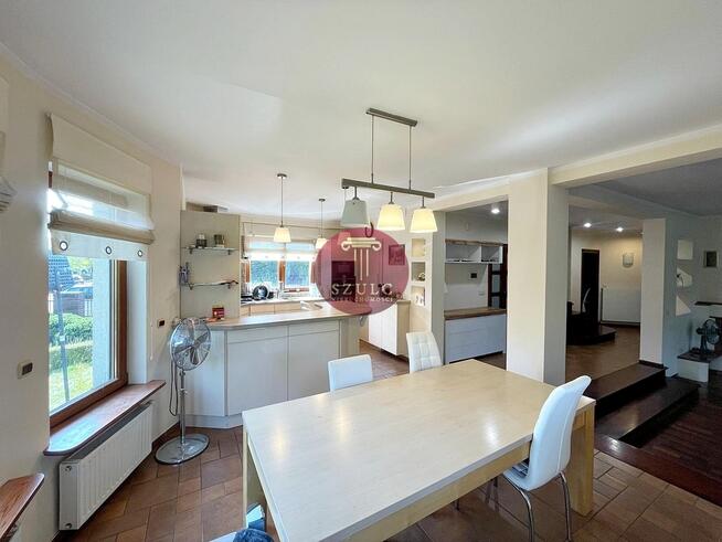 Bardzo ładny dom w kameralnej lokalizacji .