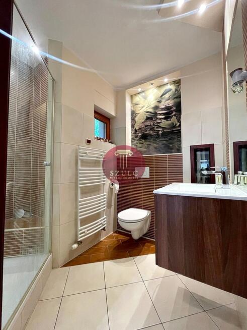 Bardzo ładny dom w kameralnej lokalizacji .