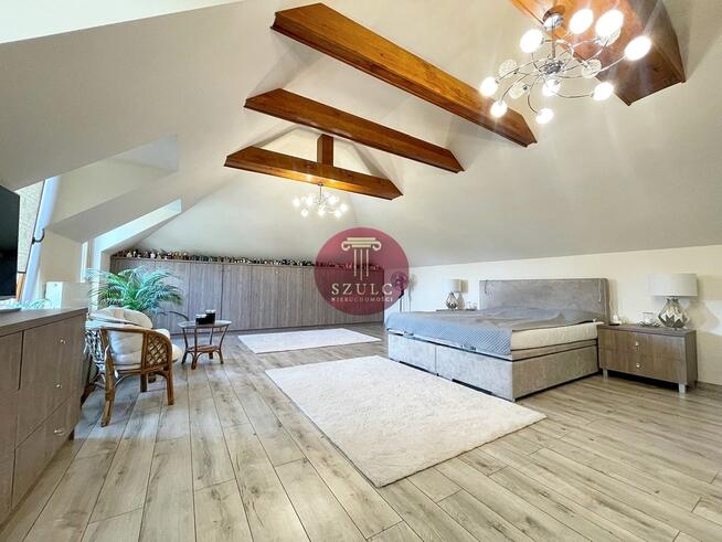 Bardzo ładny dom w kameralnej lokalizacji .