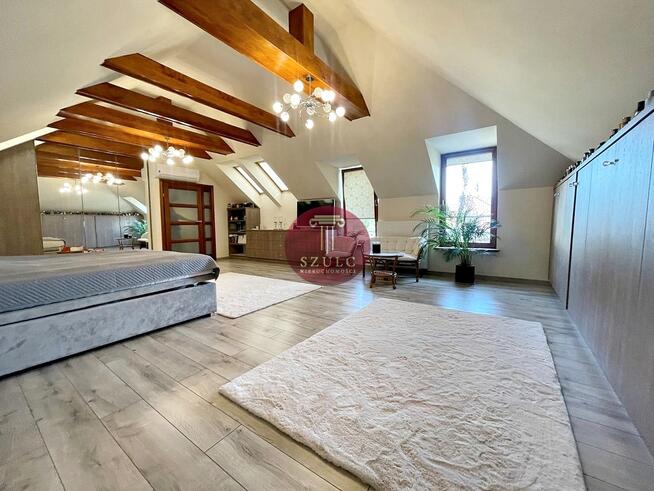 Bardzo ładny dom w kameralnej lokalizacji .