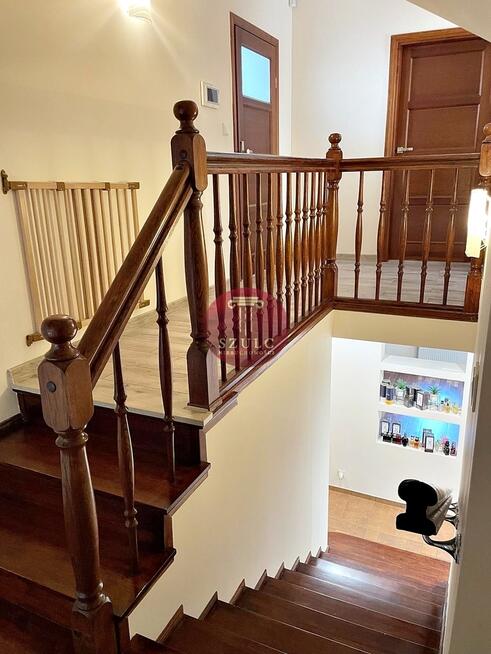 Bardzo ładny dom w kameralnej lokalizacji .