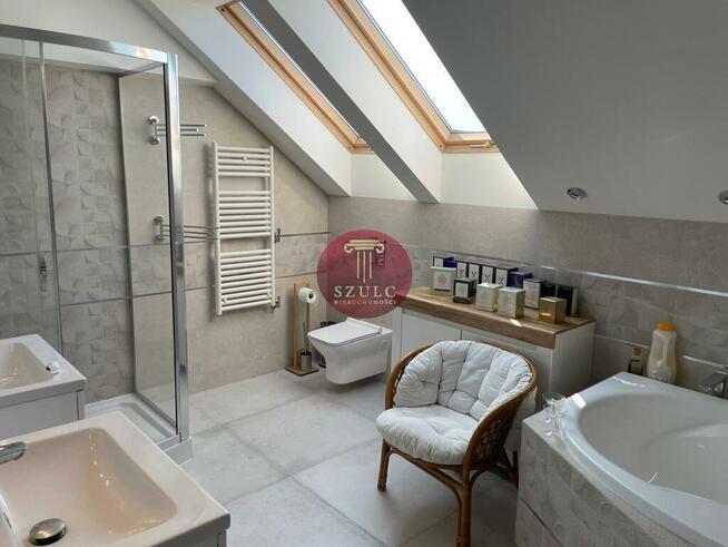 Bardzo ładny dom w kameralnej lokalizacji .