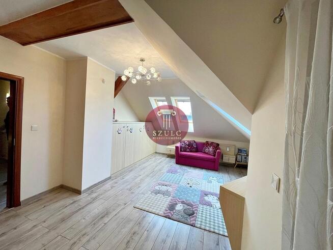 Bardzo ładny dom w kameralnej lokalizacji .