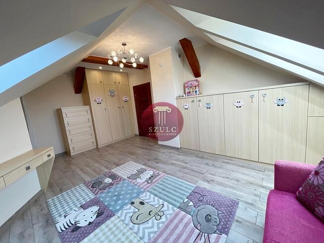 Bardzo ładny dom w kameralnej lokalizacji .