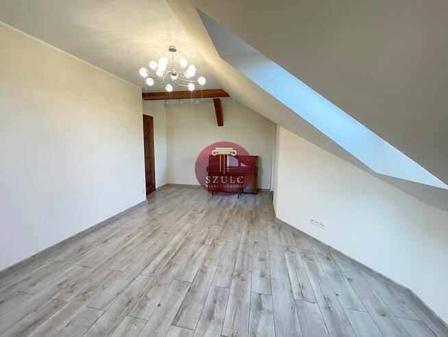 Bardzo ładny dom w kameralnej lokalizacji .