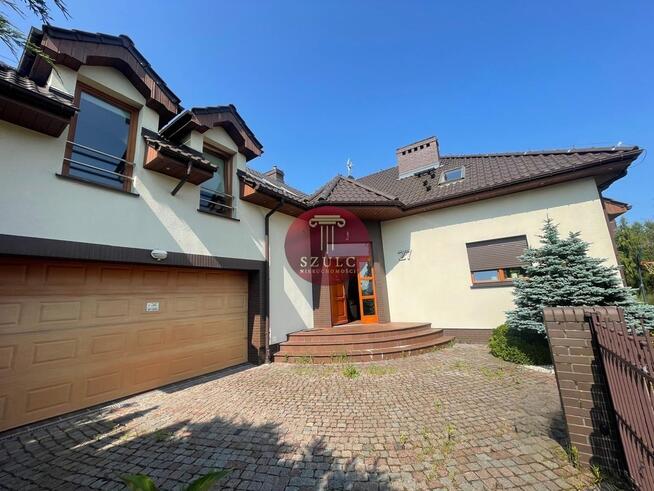 Bardzo ładny dom w kameralnej lokalizacji .