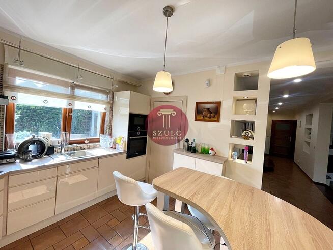 Bardzo ładny dom w kameralnej lokalizacji .