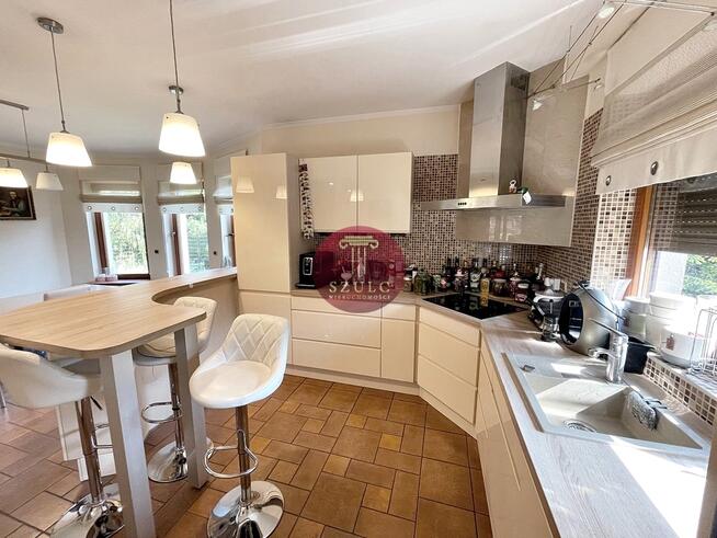 Bardzo ładny dom w kameralnej lokalizacji .