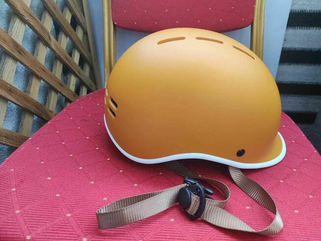 Kask Rowerowy daszkiem na Rower Deskorolkę Skuter Hulajnogę