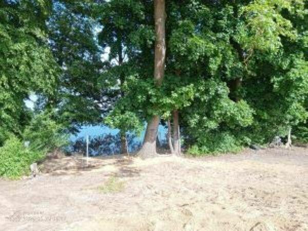 Działka 1.25 h z linią brzegową jeziora, plaża i winnicą