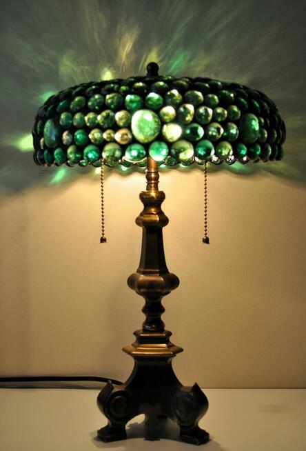 Piękna lampa witrażowa ze szklanych kaboszonów