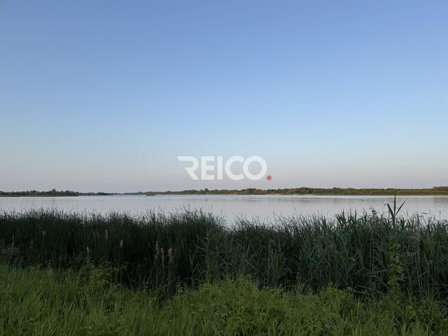 Pierwsza linia zabudowy nad Narwią