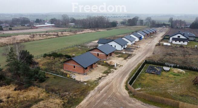 Nowy parterowy dom z pompą ciepła.