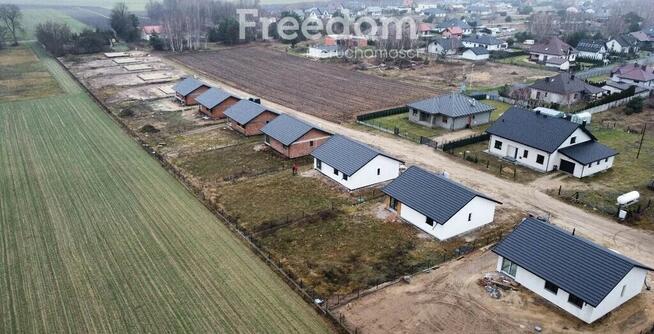 Nowy parterowy dom z pompą ciepła.