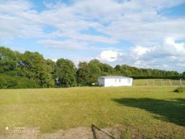 Działka 1.25 h z linią brzegową jeziora, plaża i winnicą