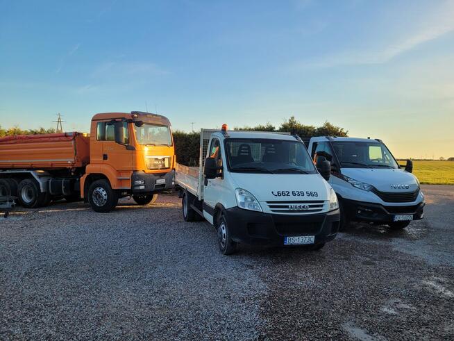 Transport małą wywrotką. Piach, ziemia, węgla. kruszywo, beton