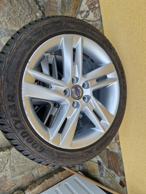 Zimowe felgi aluminiowe 17 VOLVO z oponami GOODYEAR 235/45r