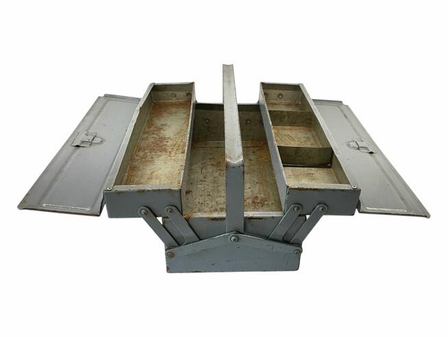 Stara metalowa skrzynka na narzędzia