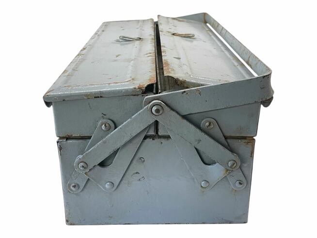Stara metalowa skrzynka na narzędzia