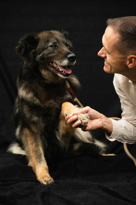 jakby szukała czegoś, co dawno zniknęło.