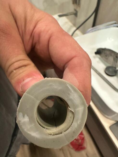 Lokalizacja wycieków wody z rur.Lokalizacja przecieku wody