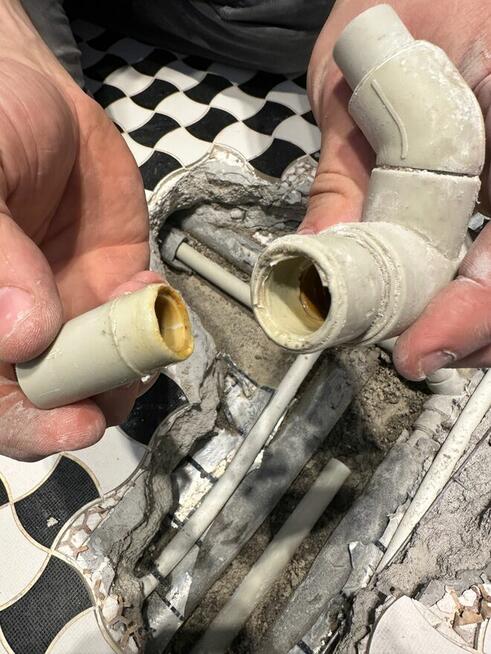 Lokalizacja wycieków wody z rur.Lokalizacja przecieku wody