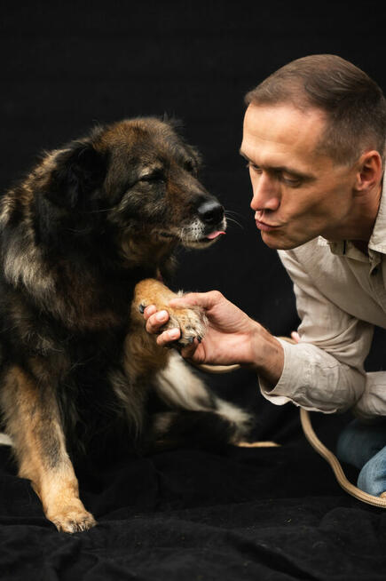 jakby szukała czegoś, co dawno zniknęło.