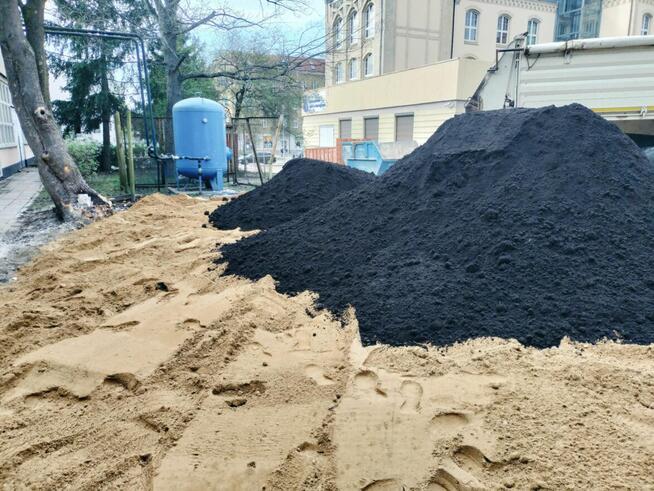 Czarnoziem, czarna ziemia, pod trawnik - dostawa od 20 ton