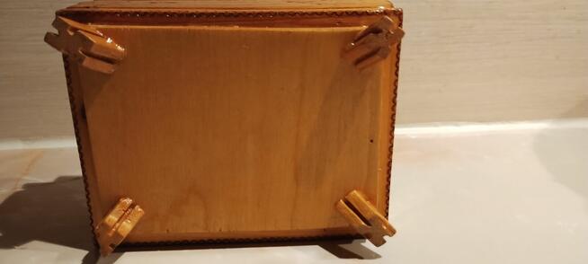 Drewniana szkatułka na nóżkach – na biżuterię itp.