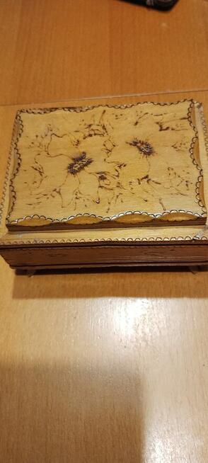 Drewniana szkatułka na nóżkach – na biżuterię itp.