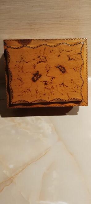 Drewniana szkatułka na nóżkach – na biżuterię itp.