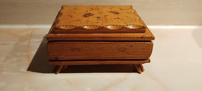 Drewniana szkatułka na nóżkach – na biżuterię itp.