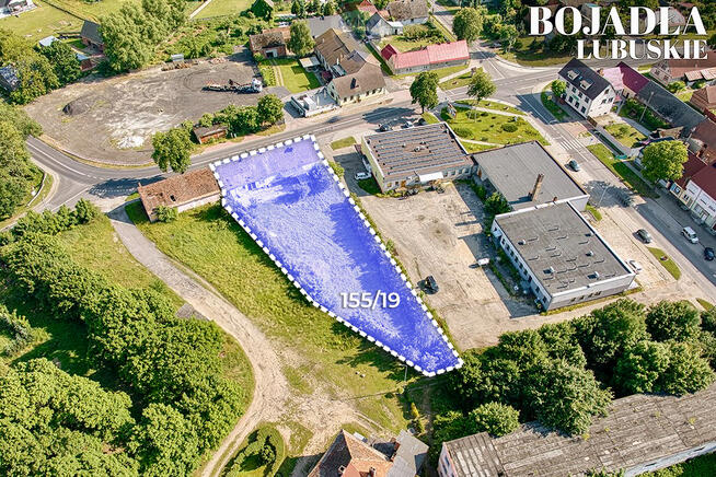 Na sprzedaż działka z trzema budynkami