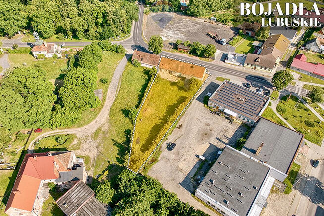 Na sprzedaż działka z trzema budynkami