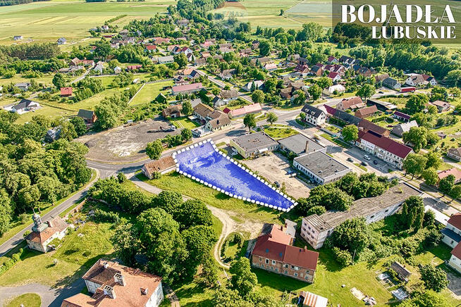 Na sprzedaż działka z trzema budynkami