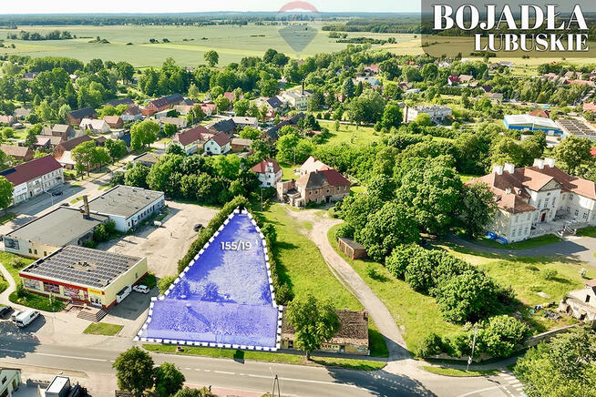 Na sprzedaż działka z trzema budynkami