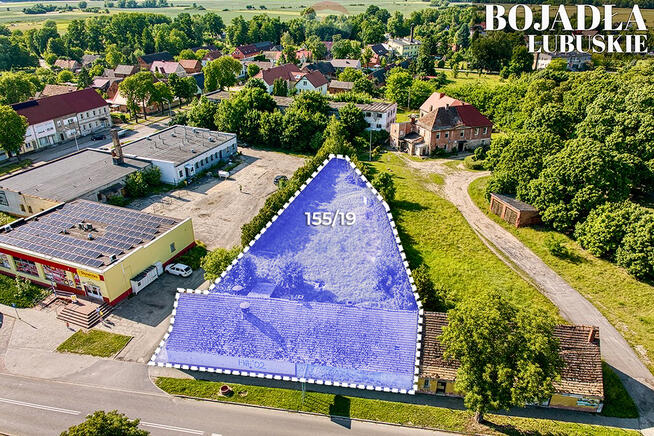 Na sprzedaż działka z trzema budynkami