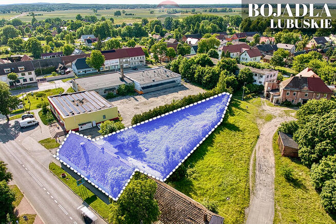 Na sprzedaż działka z trzema budynkami