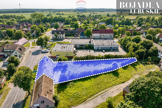 Na sprzedaż działka z trzema budynkami