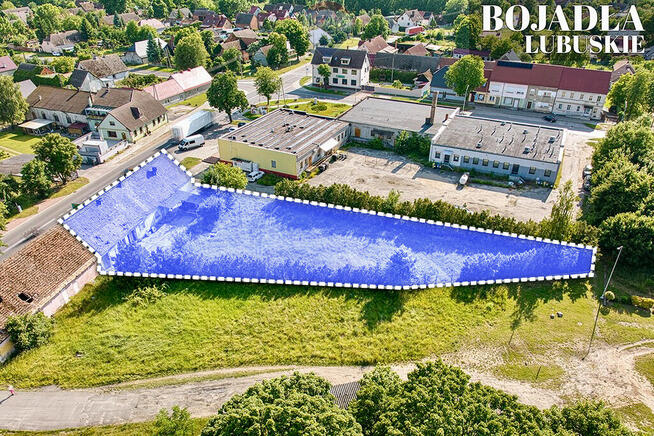 Na sprzedaż działka z trzema budynkami