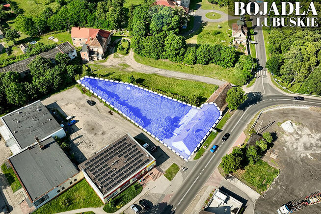 Na sprzedaż działka z trzema budynkami