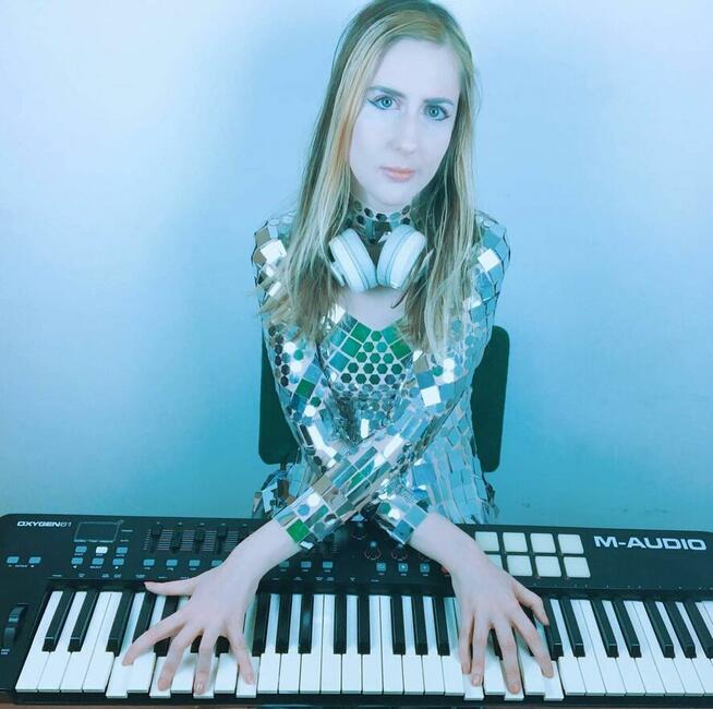 Nowoczesna Djka Muzyczna na Nowoczesne Potrzeby Animatorka z