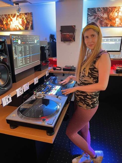 Nowoczesna Djka Muzyczna na Nowoczesne Potrzeby Animatorka z
