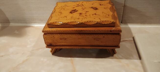 Drewniana szkatułka na nóżkach – na biżuterię itp.