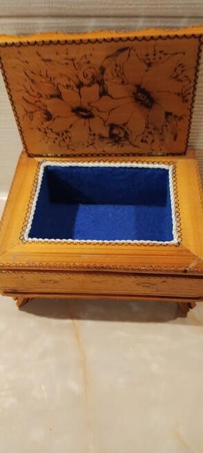 Drewniana szkatułka na nóżkach – na biżuterię itp.